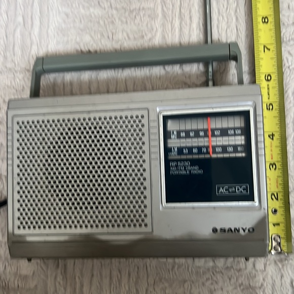 Sanyo Model RP 5230 AM/FM Portable Radio, Vintage 80’s - Picture 14 of 16